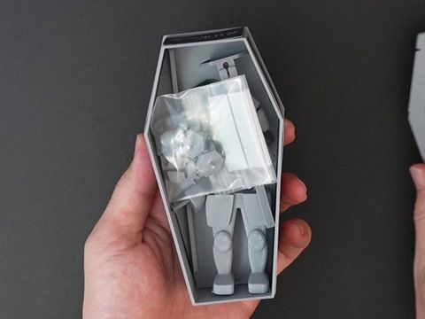 ケースを開けて、中のねんどとパーツを取り出しているところ