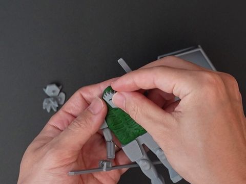 ねんどの胴体の顔面にマスクを埋め込んでいるところ