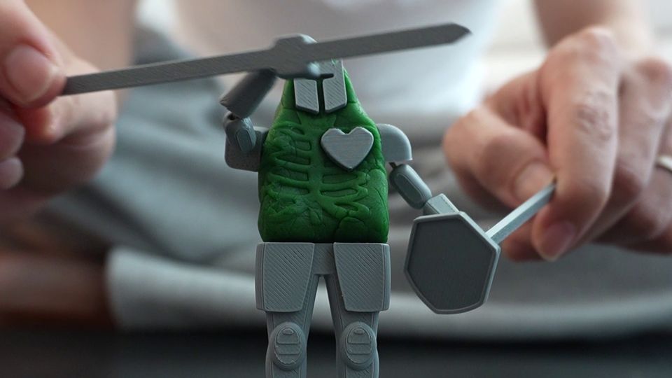 組み立て動画のサムネイル。完成した騎士のボロボーグが武器を構えている